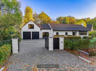 In een rustige, residentiële buurt van Schilde biedt dit landhuis comfortabel gelijkvloers wonen, omringd door een prachtige tuin en met...