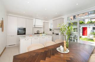 <p><b>KOEKELBERG</b>, Achter de karakteristieke gevel gaat een gezellig huis schuil waar elke verdieping is ontworpen met het oog op comfort, gezelligheid en ruimte.</p>
<p>Op de begane grond volgen de leefruimtes elkaar harmonieus op: een gezellige woonkamer met parketvloer, een uitnodigende eetkamer en een ruime, volledig uitgeruste keuken van ±22 m², het echte hart van het huis. Deze komt uit op een aangename tuin van ±40 m² met een bijgebouw van ±11 m², ideaal voor een kantoor, een werkplaats of extra opslagruimte.</p>
<p>Op de eerste verdieping zorgen twee mooie slaapkamers, een doucheruimte en een prachtig terras van ±18 m² voor een intieme en lichte leefruimte, perfect om van de mooie dagen te genieten.</p>
<p>De ingerichte zolder biedt plaats aan twee extra slaapkamers, waarvan één met een mezzanine, wat talrijke mogelijkheden biedt voor een gezin, een thuiskantoor of logeerkamers.</p>
<p>Twee kelders maken het pand compleet.</p>
<p>Een huis dat op elegante wijze de charme van het verleden combineert met modern comfort, in een gewilde wijk vlakbij winkels, openbaar vervoer en scholen.</p>
<p>Elektriciteit CONFORM</p>
<p>EPB: E+, 226 kWh/(m²/jaar)</p>
<p>Een zeldzame kans die u niet mag missen.</p>
<p><u>Op de begane grond:</u></p>
<ul>
<li>Hal van ± 8 m² - Tegels</li>
<li>Woonkamer van ± 12,3 m² - Parket</li>
<li>Eetkamer van ± 13 m² - Parket</li>
<li>Volledig uitgeruste keuken van ± 22 m²</li>
<li>Tuin van ± 40 m² op het noorden met een bijgebouw van ± 11 m²</li>
</ul>
<p><u>Op de 1e verdieping:</u></p>
<ul>
<li>Overloop van ± 4 m²</li>
<li>Slaapkamer 1 van ± 13 m² - Parket</li>
<li>Terras van ± 18 m² op het noorden</li>
<li>Slaapkamer 2 van ± 16 m² - Parket</li>
<li>Doucheruimte van ± 8,5 m² (douche, dubbele wastafel en ruimte voor een wasmachine)</li>
</ul>
<p><u>Op de 2e verdieping: </u></p>
<ul>
<li>Slaapkamer 3 van ± 14 m²</li>
<li>Slaapkamer 4 van ± 9 m²</li>
<li>Mezzanine</li>
</ul>
<p>2 kelders</p>