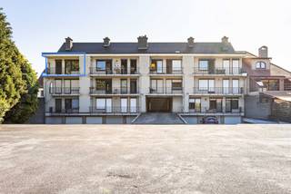 Bent u op zoek naar een instapklaar tweeslaapkamer appartement in een groene en rustige omgeving? Dan stellen wij u graag dit verzorgde appartement van 90 m² voor, gelegen in Ternat (Sint-Katherina-Lombeek).<br /><br />Dankzij de ligging in de Veldstraat geniet u hier van de perfecte combinatie tussen rust en bereikbaarheid. Winkels, scholen, het station en de op- en afritten van de E40 bevinden zich allemaal in de nabije omgeving. Ook natuurliefhebbers en sportievelingen komen hier volledig aan hun trekken: het Hertigembos/Liedekerkebos liggen op slechts enkele minuten wandelen.<br /><br /><span>Indeling</span><br /><br />Het appartement bevindt zich op de tweede en bovenste verdieping van een kleine, zeer verzorgde residentie.<br /><br />Via de ruime inkomhal met praktische inbouwkasten komen we terecht in de lichtrijke woon- en eetkamer van 32 m². Dankzij de grote raampartijen geniet deze leefruimte van heel wat natuurlijk lichtinval. Aansluitend bevindt zich de volledig uitgeruste keuken van 9,5 m², waarvan alle toestellen recent vernieuwd werden. Naast de keuken is er bovendien een handige berging voorzien.<br /><br />Verder beschikt het appartement over twee slaapkamers (13 m² en 9 m²), die beide toegang geven tot een gezellig terrasje met groen uitzicht. Daarnaast is er een apart toilet en een badkamer met ligbad. Het badkamermeubel met dubbele lavabo werd vernieuwd in 2026.<br /><br /><strong>Extra troeven<br /></strong>Bij het appartement horen eveneens een <span>privatieve kelder, een garagebox, een staanplaats én een gemeenschappelijke tuin</span>.<br /><br /><strong>Kortom, dit appartement is ideaal voor koppels of alleenstaanden die op zoek zijn naar ruimte, comfort, een groene omgeving en een praktische ligging.</strong><br /><br />Interesse? Contacteer ons gerust voor een bezoek ter plaatse!<br />02 887 80 56 - info@impromove.be