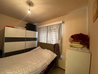 Op een toplocatie nabij het station, winkels, scholen en alle nodige faciliteiten, bieden wij u dit verhuurde appartement met één slaapkamer aan. Een uitstekende kans voor investeerders die op zoek zijn naar een zorgeloze opbrengsteigendom.<br /><br />Indeling:<br /><br />- Lichtrijke leefruimte met open, ingerichte keuken<br />- Slaapkamer met aangename lichtinval<br />- Badkamer voorzien van douche, lavabo en toilet<br /><br />Troeven:<br /><br />- Asbestveilig<br />- Veel natuurlijk licht<br />- Uitstekende bereikbaarheid met zowel openbaar vervoer als de wagen<br />- Mogelijkheid tot aankoop van een privatieve garage met sectionale poort voor €30.000<br />- Gelegen in een kleinschalige residentie van slechts 5 appartementen en 4 garages<br /><br />Extra info:<br /><br />Deze eigendom is eveneens volledig te koop en reeds verhuurd, wat garant staat voor een mooi en stabiel rendement. Dankzij de gunstige ligging en beperkte gemeenschappelijke kosten is dit appartement bijzonder aantrekkelijk voor verhuur – zowel op korte als lange termijn!