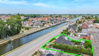 Deze ruime villa is gelegen in Leffinge, op een perceel van 666 m², en geniet van een open zicht op de vaart. Dankzij de ligging, de royale ruimtes en de twee afzonderlijke garages biedt deze eigendom een unieke combinatie van comfort en functionaliteit.<br /><br />Bij het binnenkomen wordt u verwelkomd in een ruime inkomhal. Op het gelijkvloers bevinden zich een lichtrijke woonkamer, een ruime ingerichte leefkeuken met rechtstreekse toegang tot het terras, een praktische wasplaats, twee afzonderlijke toiletten, toegang tot een grote kelderruimte en een polyvalente kamer die perfect kan dienen als bureau, hobbyruimte of extra slaapkamer.<br /><br />Op de eerste verdieping vindt u drie volwaardige slaapkamers en een ruime badkamer, uitgerust met een dubbele wastafel, een douche en een toilet.<br /><br />Buiten geniet u van een grote, zonnige tuin met tuinhuis. Naast de woning bevinden zich twee afzonderlijke garages, een absolute meerwaarde voor wie extra parkeer- of opbergruimte wenst.<br /><br />De woning is voorzien van centrale verwarming op aardgas en dubbele beglazing met rolluiken.<br /><br />Bovendien is de woning momenteel verhuurd, wat deze eigendom ook interessant maakt als investering.<br /><br />Enkele foto's werden bewerkt met behulp van AI. <br /><br />Voor meer informatie of een bezoek kunt u contact opnemen met Inti op inti@immofrancois.be of 0499 74 89 74.<br /><br />