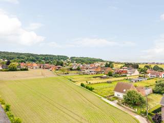 Nichée dans une rue résidentielle paisible, à proximité immédiate du centre de Ruien, cette belle parcelle de terrain est destinée à la construction d’une maison jumelée. Vous y vivez en toute sérénité, entouré de verdure, avec le Kluisbos accessible à pied, véritable prolongement naturel de votre futur jardin. Un cadre où le calme et la nature dominent, tout en conservant une excellente accessibilité.<br /><br />Grâce à la proximité des écoles, des commerces et des transports en commun, cet emplacement allie harmonieusement tranquillité et confort au quotidien. Le terrain est entièrement équipé en impétrants et en égouttage, et bénéficie de l’avantage appréciable d’une absence d’obligation de construire. Vous êtes donc libre de choisir le moment et la manière de concrétiser votre projet.<br /><br />Une belle opportunité pour celles et ceux qui rêvent d’un cadre de vie vert, discret et privilégié, offrant liberté, intimité et une situation idéale pour l’avenir.<br /><br />Plus d’informations ou planifiez votre visite: wim@immobeguin.be<br />À vendre via Immo Beguin, votre expert immobilier depuis 2009, avec des bureaux à Renaix, Waregem, Courtrai, Deinze, Tournai et Lessines.