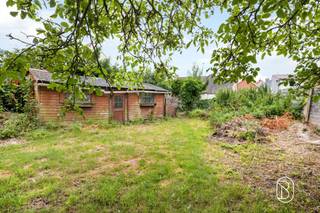 <p>Authentieke te renoveren / af te breken woning met POTENTIEEL en uitweg langsachter op een perceel van 800 m2.<br />Tevens ideale projectgrond voor appartementsbouw.</p><p>INDELING:<br />Gelijkvloers: inkomhal, bureau, leefruimte en eetplaats, keuken (gedeeltelijk geïnstalleerd), badkamer en wasruimte met douche en garage.<br />Verdieping: nachthal, 4 slaapkamers.<br />Buiten: aangename tuin met uitweg naar de Stagestraat.</p><p>Wat maakt dit pand uniek?<br />Woning met charme, strategische ligging dichtbij alle voorzieningen, ideale projectgrond of voor mensen die op zoek zijn naar ruimte.</p><p>Te koop via Immo Beguin, jouw vastgoedexpert sinds 2009. Met kantoren in Ronse, Waregem, Kortrijk, Deinze, Doornik en Lessines.<br />✉️ charlotte@immobeguin.be</p>