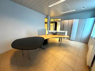 In het centrum van Moorsele is dit voormalig handelspand met veel mogelijkheden op zoek naar nieuwe eigenaars. De private parking met ruimte voor...