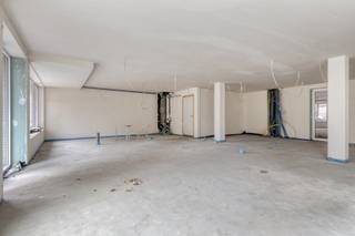 Gelijkvloers nieuwbouwkantoor (126 m2) in het centrum van Staden.Het kantoor:- 126 m²- casco: wind- en waterdicht- buitenschrijnwerk in PVC-...