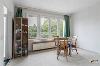 <p><span>Lichtrijke studio (40 m²) met balkon in Antwerpen (2018).</span></p><p><span> </span></p><p><span>Het pand bevindt zich in </span><span>’</span><span>t Groen Kwartier, een hippe en duurzame wijk op een steenworp van De Koninck Brouwerij met het unieke PAKT als middelpunt. Dankzij de nabijheid van talrijke bus- en tramverbindingen, Berchem-Station op wandelafstand en meerdere velo-stations in de buurt, geniet je van een uitstekende mobiliteit. Ook met de wagen bereik je de Binnensingel en de snelweg in een mum van tijd. </span></p><p><span> </span></p><p><span>De studio bevindt zich op de vierde verdieping van een goed onderhouden gebouw met tien verdiepingen, waarvan het dak conform geïsoleerd is. Ook de voor- en achtergevel zijn geïsoleerd met 16 cm minerale wol. De vaste kosten bedragen circa €150/maand en zijn all-in. De studio behaalt een gunstige EPC-score B en de elektriciteit is conform.</span></p><p><span> </span></p><p><span>De unit beslaat een totale oppervlakte van 40 m² en beschikt over een apart toilet, badkamer met douche en lavabo, aparte keuken met basisuitrusting en een lichtrijke leefruimte met slaapgedeelte. In het leefgedeelte geniet je dankzij de grote raampartij van een uitgestrekt zicht over de omgeving. Vanuit de keuken heb je toegang tot het west-georiënteerde balkon.</span></p><p><span> </span></p><p><span>Kortom, deze instapklare en lichtrijke studio combineert comfort, ligging en uitzicht, en vormt een interessante investering of de ideale uitvalsbasis voor starters. Ben je op zoek naar een instapklare studio op een toplocatie met prachtig uitzicht? Mis deze kans niet! Bewoonbare opp. 40 m² – ref.: bruto vloeropp. Voor meer info of een gratis schatting surf naar </span><span><span>www.hansimmo.be</span></span></p><p><span> </span></p>