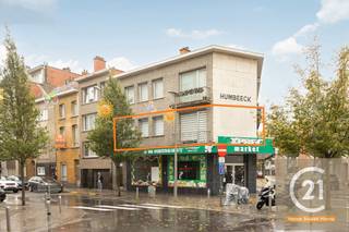 Ontdek dit uitzonderlijk ruime appartement op de eerste verdieping, ideaal voor wie op zoek is naar comfort, licht en veel leefruimte. Met zijn...