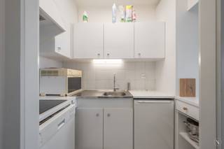 Aangename studio gelegen te Laguna Beach.Indeling: inkomhal, open keuken, badkamer met ligbad, woonkamer met toegang tot het terras.Prachtig zicht op...