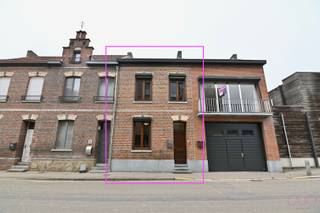 Deze gezellige stadswoning is uitstekend gelegen in het hart van Sint-Truiden, op wandelafstand van het Speelhof, winkels, scholen en openbaar vervoer. Dankzij haar praktische indeling en centrale ligging is dit een ideale woonst voor wie comfort en bereikbaarheid belangrijk vindt.<br /><br />Op het gelijkvloers beschikt de woning over een aangename leefruimte met aansluitend een functionele keuken. De keuken is voorzien van een keramische kookplaat, dampkap, dubbele gootsteen en koelkast. Vanuit de keuken hebben we zicht op het gezellig terras.<br /><br />Eveneens vinden we op het gelijkvloers een badkamer met enkele lavabo, toilet en bad/douche. <br /><br />De eerste verdieping omvat een nachthal en twee comfortabele slaapkamers. Op de tweede verdieping bevindt zich een zolderkamer die perfect dienst kan doen als polyvalente ruimte, bureau of hobbyruimte.<br />Deze woning biedt een aangename woonervaring midden in de stad en is onmiddellijk beschikbaar.<br /><br />Niet te vergeten beschikt deze woning nog over een extra kelderruimte/kruipkelder en zijn bovendien alle ramen voorzien van rolluiken. Parkeren is mogelijk in de nabijheid<br /><br />Interesse? Contacteer ons gerust voor meer informatie of om een bezoek in te plannen!