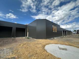 Nieuwbouw KMO-park bestaande uit 7 KMO-units te koop met oppervlaktes tussen 170 m² en 272 m². De strategische ligging vlakbij de N46 zorgt voor een snelle aansluiting richting de E40, wat zorgt voor een vlotte verbinding richting Gent, Brussel en omliggende gemeenten zoals Zottegem en Aalst.<br /><br />De unit van 265 m² maakt deel uit van het Bedrijvenpark Dereadt en is opgebouwd uit een staalconstructie, in combinatie met een betonplint en geïsoleerde sandwichpanelen. De loods heeft een brandklasse C en beschikt over lichtstraten met rookluik, polybetonvloer en een sectionale poort met afzonderlijke toegangsdeur. Dankzij de casco oplevering behoudt u de vrijheid om de afwerking volledig af te stemmen op uw eigen wensen en noden. Tevens 1 parkeerplaats voorzien.<br /><br />Verwachte oplevering september 2026. <br /><br />Heeft u interesse of wenst u graag meer details over dit aanbod? Neem contact op met Gill voor meer info, plannen en lastenboek via het nummer 09 219 90 30.