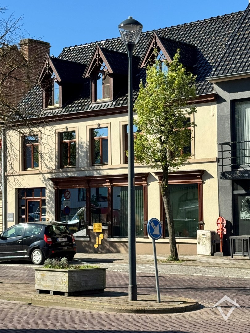 Deze instapklare handelswoning is gelegen in het centrum op een commerciële topligging op de markt van Koekelare - foto 4