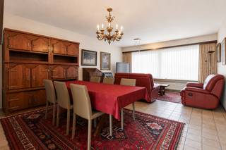 Deze ruime halfopen bebouwing is gelegen in een rustige woonwijk en biedt met maar liefst 5 slaapkamers volop plaats voor het hele gezin. <br /><br />Via de inkomhal met gastentoilet kom je in de ruime leefruimte. Verder heb je de volledig geïnstalleerde keuken, voorzien van alle toestellen. Aansluitend hebben we een praktische wasberging, en toegang tot de inpandige garage. De garage heeft nog een extra bergruimte, en is voorzien van een elektrische poort. <br /><br />Op de 1ste verdieping bevinden zich 3 ruime slaapkamers en een badkamer met ligbad en toilet. De 2de verdieping biedt nog 2 extra slaapkamers. Momenteel is deze verdieping bereikbaar via een zolderluik, maar dankzij de afzonderlijke ruimte waarin dit zich bevindt, kan hier eenvoudig een vaste trap worden voorzien.<br /><br />Buiten kan je genieten van een gezellig, oost georiënteerde tuin met terras.<br /><br />Wij leiden je graag rond.