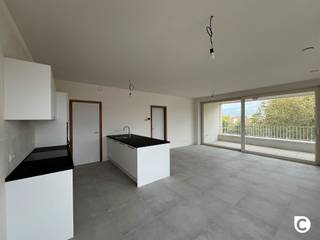 <p><span>Ruim 2-slaapkamerappartement in nieuwbouwcomplex</span></p><p><span>Ontdek dit moderne 2 -slaapkamerappartement in het nieuwbouwcomplex Stadsterras.</span></p><p><span>Gelegen in het centrum van Mortsel met winkels, horecagelegenheden en openbaar vervoer op wandelafstand bereikbaar.</span></p><p><span> </span></p><p><span>Leefruimte en keuken</span></p><p><span>De lichtrijke leefriumte en keuken bevinden zich in dezelfde ruimte waardoor u ook vanuit de keuken kan genieten van het uitzicht dat te zien is door het grote schuifraam.</span></p><p><span>Achter het schuifraam bevind zich een groot terras waar u na een drukke dag rustig kan ontspannen.<br />De keuken is uitgerust met een inductie kookplaat, een microgolfoven en oven.</span></p><p><span> </span></p><p><span>Slaapkamers en badkamer</span></p><p><span>De twee slaapkamers, waarvan één grote en één kleinere, beschikken over genoeg ruimte om deze in te richten naar eigen wensen.<br />De badkamer beschikt over een ligbad en 2 lavabo's wat basiscomfort biedt voor uw dagelijkse routine.</span></p>