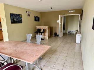 <p>Gunstig gelegen appartement op het tweede verdiep van Residentie Lucas.<br />Op wandelafstand heb je het station van Oudenaarde, de winkels, de Grote Markt van Oudenaarde...</p><p>Het appartement omvat een ruime inkomhal, woonkamer, berging, toilet, keuken, badkamer, 2 slaapkamers en een terras.<br />Er is ook een ondergrondse garagebox ( 8)en kelderberging (K21), inclusief in de huurprijs.<br />De maandelijkse lasten bedragen €70/maand.</p><p>Interesse?<br />Vraag uw bezoek aan via onze website www.immodhondt.be </p>