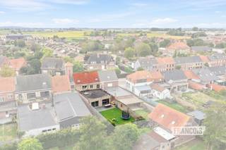 In Proven (deelgemeente Poperinge) bevindt zich deze instapklare ruime woning. Deze woning werd vanaf 2015 volledig onder handen genomen, daarbij werd toen ook een aanbouw gebouwd. Verder werd recent de voorgevel volledig vernieuwd met hierbij isolatie volgens de huidige normen. De totale oppervlakte bedraagt 350m², het bewoonbare 250m². <br /><br />Benieuwd naar deze topper? Lees gerust verder! <br /><br />Deze woning heeft volgende indeling: Inkomhal, ruime badkamer met ligbad, inloopdouche en wastafel. Verder bekom je de gang met gastentoilet, berging en daarna de royale woonkamer met open keuken. De keuken is volledig ingericht en bestaat uit een 5-delig kookbekken, vaatwasmachine, koelkast, diepvries, oven en microgolf. Vanuit de living bekom je de wasruimte en aansluitend de praktische garage. Hier kan perfect 1 auto en nog voldoende overige zaken. Het beschikt over een automatische poort. Op het 1e verdiep heb je een nachthal, 3 ruime slaapkamers en een toilet met lavabo (ook mogelijk om 2de badkamer van te maken, de voorzieningen zijn er alreeds). Verder kan je via een vaste trap naar het 2de verdiep waar de master bedroom zich bevindt met zolderberging en een nog licht verder af te werken tussenruimte (ideaal als dressing vb.) Buiten geniet van je een aangename tuin met terras, voorzien van voldoende privcay. <br /><br />Ook zijn er nog 2 kelders aanwezig. <br /><br />Technische kenmerken <br /><br /><ul><li>Overal hoogrendementsbeglazing in PVC + elektrische rolluiken<br /><br /></li><li>Airco aanwezig in woonkamer, alsook in master bedroom <br /><br /></li><li>Vloerverwarming dmv aardgas beneden - boven: mogelijkheid CV op gas <br /><br /></li><li>Mogelijkheid voor kachel (voorziening alreeds aanwezig) <br /><br /></li><li>Elektriciteit conform<br /><br /></li><li>EPC: label B<br /><br /></li><li>Regenwater aanwezig! <br /><br /></li><li>Vernieuwde gevel met isolatie<br /><br />Ben je op zoek naar een ruime woning met alle voorzieningen? Dan is dit uw kans! Contacteer Manon (0475215622) voor een afspraak ter plaatse. <br /><br /></li></ul>