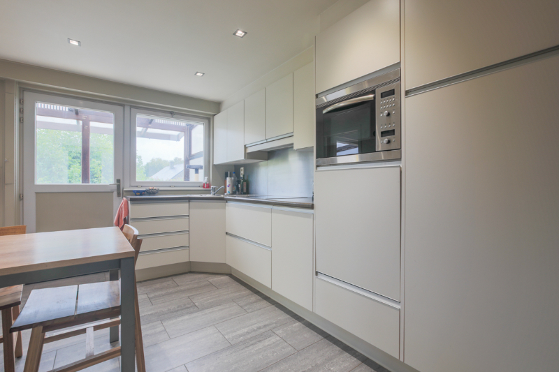 Residentieel gelegen (St- Pius-X wijk), ruime woning met 3 slaapkamers, bureau, ruime garage, gezellige tuin...(zonnepanelen, thuisbatterij, energielabel C...) - foto 5