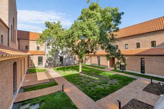 <p><strong>Uniek wonen in het voormalige Clarissenklooster</strong></p><p>In het centrum van Boom krijgt het voormalige Clarissenklooster een bijzondere nieuwe toekomst. <strong>CLARIS</strong> combineert authentiek historisch erfgoed met hedendaags en energiezuinig wooncomfort. Het project omvat 15 karaktervolle kloosterwoningen en 15 moderne nieuwbouwappartementen, samen rond een groene kloostertuin.</p><p>De ruime <strong>kloosterwoningen</strong> tellen 2 tot 3 slaapkamers, met bij verschillende woningen de mogelijkheid om de royale zolder verder in te richten tot <strong>4 of zelfs 5 slaapkamers</strong>.</p><p>Een belangrijke troef: de kloosterwoningen kunnen <strong>onder de geldende voorwaarden aan het verlaagde btw-tarief van 6%</strong> worden aangekocht. Dit kan een aanzienlijk financieel voordeel opleveren.</p><p>De <strong>nieuwbouwappartementen</strong> bieden 1 of 2 slaapkamers, veel natuurlijke lichtinval en ruime terrassen met zicht op de groene kloostertuin. De historische kloostermuur wordt geïntegreerd in de architectuur en geeft ook dit deel van CLARIS een uniek karakter.</p><p>Bovendien hoef je niet lang te wachten op je nieuwe thuis. De kloosterwoningen zijn reeds <strong>ruwbouw-winddicht</strong> en de oplevering is voorzien in het <strong>voorjaar van 2027</strong>. Na het maken van je afwerkingskeuzes komt je intrede dus snel dichterbij.</p><p><strong>Kortom, een unieke combinatie van geschiedenis, ruimte, groen en hedendaags wooncomfort!</strong></p>