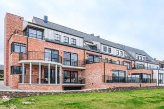 OVERDEKTE AFGELSLOTEN PARKEERPLAATS. De staanplaatsen zijn toegankelijk met een verwarmde inrit naar beneden en afgesloten met grote...