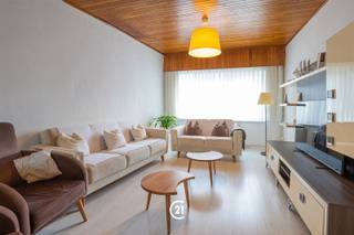 Dit pand neemt deel aan de CENTURY 21 Discovery Days op 10 oktober. Meer informatie via het kantoor. Welkom in deze aangename, en zeer rustig gelegen, gezinswoning in Grimbergen!Met een bewoonbare oppervlakte van 176 m², beschikt deze woning over maar liefst vier ruime slaapkamers, perfect voor een groot gezin of voor wie nood heeft aan een bureau zonder het wooncomfort in gedrang te brengen. De aangename leefruimte is de ideale plek om tot rust te komen na een lange werkdag, of om familie en vrienden uit te nodigen. De moderne, volledig uitgeruste keuken, is op zijn beurt perfect om uw lievelingsgerechten klaar te maken. De badkamer is uitgerust met een grote inloopdouche en dubbele wastafel met spiegelkasten. De woning beschikt over een aangenaam terras aan de achterzijde, omgeven door mooie rode bakstenen en voorzien van een afdak. De ideale plek voor barbecues en familiefeestjes.Maak van deze woning uw thuis. Aarzel niet en neem vandaag nog contact op.
