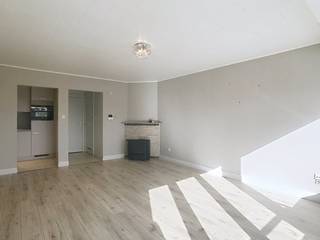 Opgefriste studio te huur in Middelkerke. Dit lichtrijk pand bevindt zich op de derde etage van de Residentie "Astoria", René Mouchottestraat 8 in Middelkerke. U bevindt zich hier dicht bij het openbaar vervoer, de zeedijk en het centrum van Middelkerke.<br /><br />Indeling:<br />- inkomhal<br />- vernieuwde keuken voorzien van oven, spoelbak en frigo met diepvriesvak<br />- woonkamer <br />- geïnstalleerde badkamer<br /><br />Algemene kosten: € 50,00<br /><br />Pluspunten:<br />- Topligging<br />- Recent opgefriste studio<br />- Parkeergelegenheid in de buurt<br /><br />Deze studio is onmiddellijk beschikbaar!<br /><br />Ben je geïnteresseerd in dit pand te huur in Middelkerke? Ga naar de website www.dewaele.com, klik op het pand dat je wenst te huren. Via de rode knop "vraag je bezoek aan" vragen we u kort een profiel in te vullen. Daarna nemen we contact op voor een bezoek. Telefonisch kunnen er geen afspraken gemaakt worden.