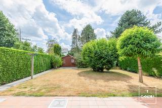 Deze te renoveren woning beschikt over <strong>vier slaapkamers</strong>, een <strong>ruime zonnige tuin</strong> en een <strong>rustige ligging</strong> in een heel aangename woonwijk te Drongen.<br /><br />Via de inkomhal kom je in de <strong>lichtrijke leefruimte</strong> met aansluitend de keuken. Verder zijn er ook nog de inpandige <strong>garage </strong>en een praktische berging met toilet en een aansluiting voor een wasmachine. Zowel vanuit de keuken als de leefruimte heb je toegang tot de bijzonder aangename en <strong>Zuidgerichte tuin</strong>.<br /> <br />Op de eerste verdieping bevinden zich <strong>vier volwaardige slaapkamers</strong> en de badkamer. De badkamer is momenteel eerder beperkt in oppervlakte. Afhankelijk van de woonwensen en eventuele verbouwplannen kan ervoor gekozen worden om een slaapkamer op te offeren om zo ruimte te creëren voor een ruime, comfortabele badkamer. <br /><br />Ook de ligging is een belangrijke troef. De woning bevindt zich in een rustige doodlopende woonwijk, <strong>omgeven door groen</strong> in de nabijheid van De Campagne en de Vinderhoutse Bossen.<br /><br />Interesse in deze ruime woning met veel potentieel gelegen op een toplocatie?<strong> Contacteer Gijs</strong> via gijs@convas.be of 0492 84 48 24 (telefonisch of via Whatsapp)<br />