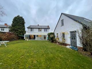 Charmante ruime gezinswoning op toplocatie.<br /><br />Op de rand van de stad, vlakbij winkels, scholen en openbaar vervoer, staat deze lichtrijke woning met vier slaapkamers en een ruime tuin. <br /><br />Deze woning beschikt over een ruime gerenoveerde leefruimte (37 m²) met veel lichtinval en een betoverend haardvuur. Er is een ruime keuken van 21m². Keuken en leefruimte geven uit op een veranda (26m²) die zich uitstrekt over de lengte van het huis. In de inkomhal vind je een apart toilet en de trap naar de eerste verdieping.<br /><br />De brede overloop op de eerste verdieping geeft uit op de vier comfortabele slaapkamers en de badkamer.<br />De zolder strekt zich uit over het huis en biedt eveneens potentieel voor een extra ruimte. Een deel van de zolder deed vroeger dienst als extra kamer. <br /><br />Los van het huis is een extra gebouw (30 m²) met een verdieping. Momenteel bevindt zich daar een dubbele garage en het op het verdiep was een werkatelier. Je kan met dit gebouw veel kanten uit.<br /><br />De grote zonnige tuin is echt een troef. Kinderen kunnen hier naar hartelust ravotten, maar je kan er ook volledig tot rust komen en je vindt er alle privacy die je nodig hebt.<br /><br />De woning heeft veel troeven maar ze heeft een beetje liefde nodig om het volle potentieel te kunnen benutten, wat het pand bijzonder interessant maakt voor wie graag een huis naar eigen smaak wil moderniseren.<br /><br />De meeste ramen hebben dubbel glas. Enkel het deel dat grenst aan de veranda is nog enkel glas.<br />Verwarming is op gas<br /><br />Troeven in het kort:<br />• Gezellige (gerenoveerde) leefruimte van 37 m² met open haard<br />• Keuken van 21 m² en veranda van 26 m²<br />• 4 slaapkamers en badkamer op de eerste verdieping<br />• Grote zolder met tal van mogelijkheden<br />• Extra bijgebouw dat dienst doet als dubbele garage (30 m²) met werkplaats <br />• Zonnige tuin met veel privacy<br />• Verwarming op gas<br /><br />Wens je een bezoek ? Stuur een mail naar camielhuysmanslaan9@gmail.com of bel naar 0486035074 (enkel na 18u).<br />