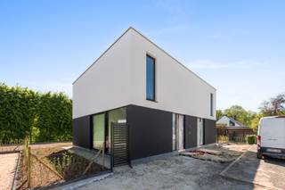 <p>Bent u op zoek naar energiezuinig en zorgeloos wonen? Een ideale investering? Of zoekt u eerder een moderne woning met oog op kwaliteit &amp; comfort? Gevonden!</p>
<p> </p>
<p>In de tweede bouwlijn en op een boogscheut van oprit E40 Aalst vinden we dit uitstekend gelegen nieuwbouwproject Eliani met 8 halfopen en gesloten bebouwingen. Elke woning in deze moderne verkaveling beschikt over 3 slaapkamers, een afgesloten privé tuin, een private berging en een autostaanplaats.</p>
<p> </p>
<p>Zo gebruikt men 'floor to ceiling windows' voor zoveel mogelijk lichtinval en geniet je van een lage energiefactuur dankzij de zonnepanelen, de regenwaterput en de warmtepomp (vloerverwarming &amp; koeling met ingebouwde boiler).</p>
<p> </p>
<p><u>Indeling W7</u></p>
<p>Via de inkomhal met apart toilet komen we in de leefruimte met half open keuken met aansluitend een berging. Dankzij de ingewerkte schuiframen is er geen opstap naar het terras met afgesloten tuin. Op de bovenverdieping vinden we 3 slaapkamers, wasplaats en de badkamer met inloopdouche, bad en dubbele lavabo en toilet.</p>
