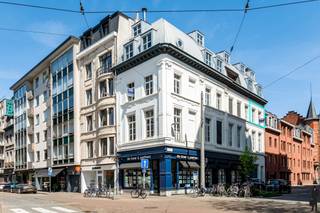 Een schitterende buurt om in te wonen. De Theaterbuurt verbindt het Zuid met de Leopoldstraat en heeft alles wat een stad boeiend maakt: de Botanische Tuin, het Botanic Sanctuary Hotel, restaurant Cobra, het Theaterplein met haar markten in het weekend, goede restaurants en winkels: allemaal op wandelafstand.<br /><br />Het appartement bevindt zich op de tweede verdieping van een goed onderhouden historisch gebouw. Dankzij de zuidgerichte voorgevel is er veel natuurlijk licht in de leefruimte.². Parketvloeren en hoge plafonds geven het geheel karakter.<br />De indeling is praktisch: een inkomhal met vestiairekast, een volledig ingerichte keuken met aparte wasberging, twee ruime slaapkamers elk met ensuite badkamer, en twee afzonderlijke toiletten. De hoofdslaapkamer heeft ingebouwde kasten. Verder zijn er een fietsenberging en een privatieve kelderberging. <br /><br />Lage vaste kosten en een gunstig EPC.