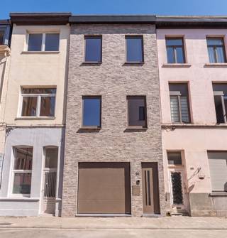 <p><strong>Volledig gerenoveerde woning met EPC A, 4 slaapkamers, garage en stadstuin!</strong></p><p>Op zoek naar een ruime, volledig gerenoveerde en energiezuinige woning op een interessante locatie in Antwerpen? Dijlstraat 46 combineert hedendaags wooncomfort, kwalitatieve afwerking en verrassend veel ruimte met een ligging in een buurt die volop in ontwikkeling is.</p><p>De woning werd volledig gerenoveerd en beschikt over een EPC-label A, zonnepanelen en aluminium ramen. Binnen werd gekozen voor een stijlvolle combinatie van mooie houten vloeren en grote, moderne vloertegels, die de verschillende ruimtes elk hun eigen karakter geven.</p><p>Met maar liefst 4 slaapkamers biedt de woning volop mogelijkheden voor een gezin, een thuiskantoor, hobbyruimte of logeerkamer. Daarnaast is er een aparte wasberging, waardoor wasmachine, droogkast en extra bergruimte netjes uit het zicht kunnen worden gehouden.</p><p>Ook buiten heeft deze woning sterke troeven. De tuin biedt een fijne plek om te ontspannen, terwijl de eigen garage in deze stedelijke omgeving een bijzonder praktische meerwaarde vormt.</p><p>De ligging nabij de Lange Lobroeksite is eveneens een belangrijke troef. Deze omgeving is volop in ontwikkeling en ligt vlak bij Park Spoor Noord en op korte afstand van het Eilandje. Zo woon je dicht bij groen, horeca, winkels en het bruisende stadsleven, met tegelijk het comfort van een volwaardige gezinswoning.</p><p>Troeven<br />- Volledig gerenoveerd <br />- EPC A<br />- 4 slaapkamers<br />- Nieuwe voorgevel<br />- Eigen garage<br />- Stadstuin<br />- Aparte wasberging<br />- Zonnepanelen<br />- Aluminium ramen<br />- Stijlvolle combinatie van houten vloeren en grote tegels<br />- Energiezuinig en toekomstgericht<br />- Nabij de Lange Lobroeksite<br />- Vlak bij Park Spoor Noord<br />- Op korte afstand van het Eilandje<br />- Gelegen in een buurt met veel toekomstpotentieel</p><p>Dijlstraat 46 is een instapklare, energiezuinige stadswoning waar ruimte, comfort en een sterke ligging mooi samenkomen.</p><p>Interesse? Neem contact op voor meer informatie of een bezichtiging: <strong>info@markasa.be</strong> of <strong>03/827.72.92</strong></p>