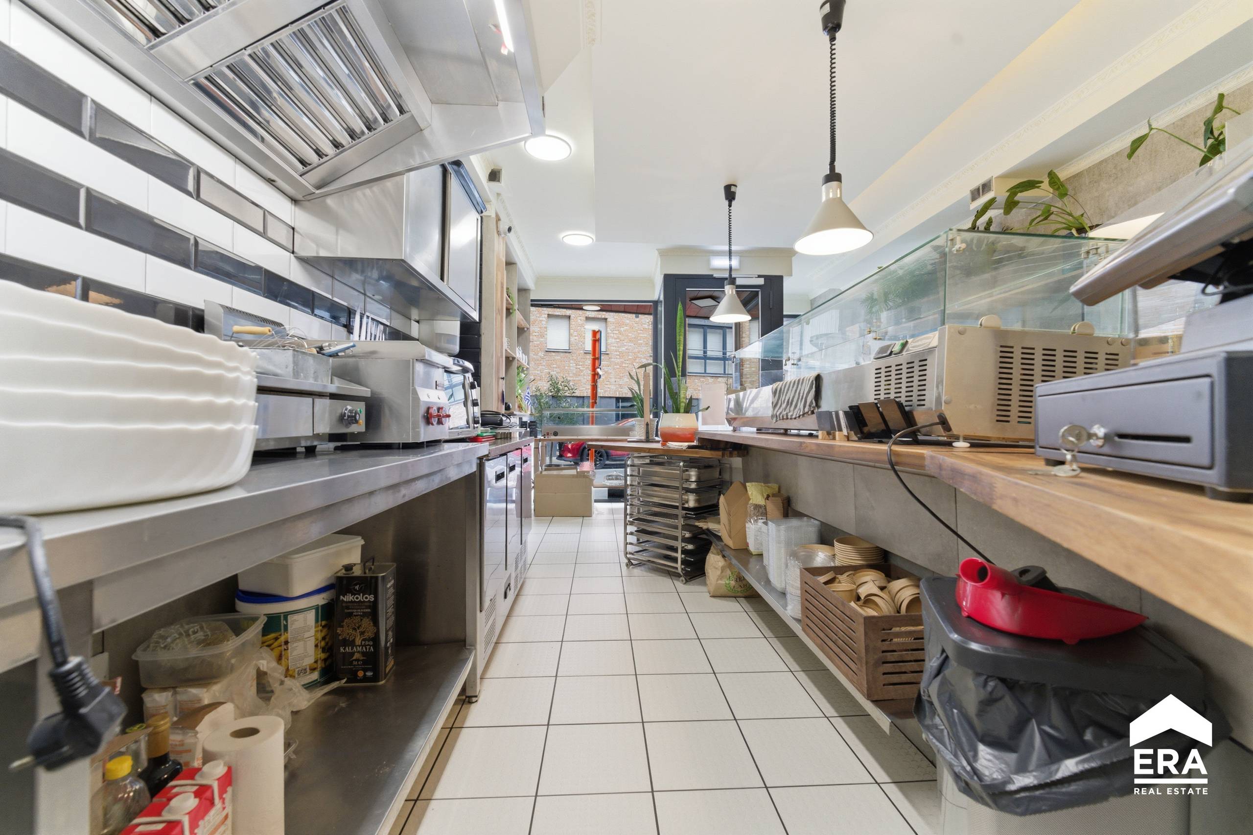 Ruime gerenoveerde woning met handelsruimte in Roeselare - foto 3