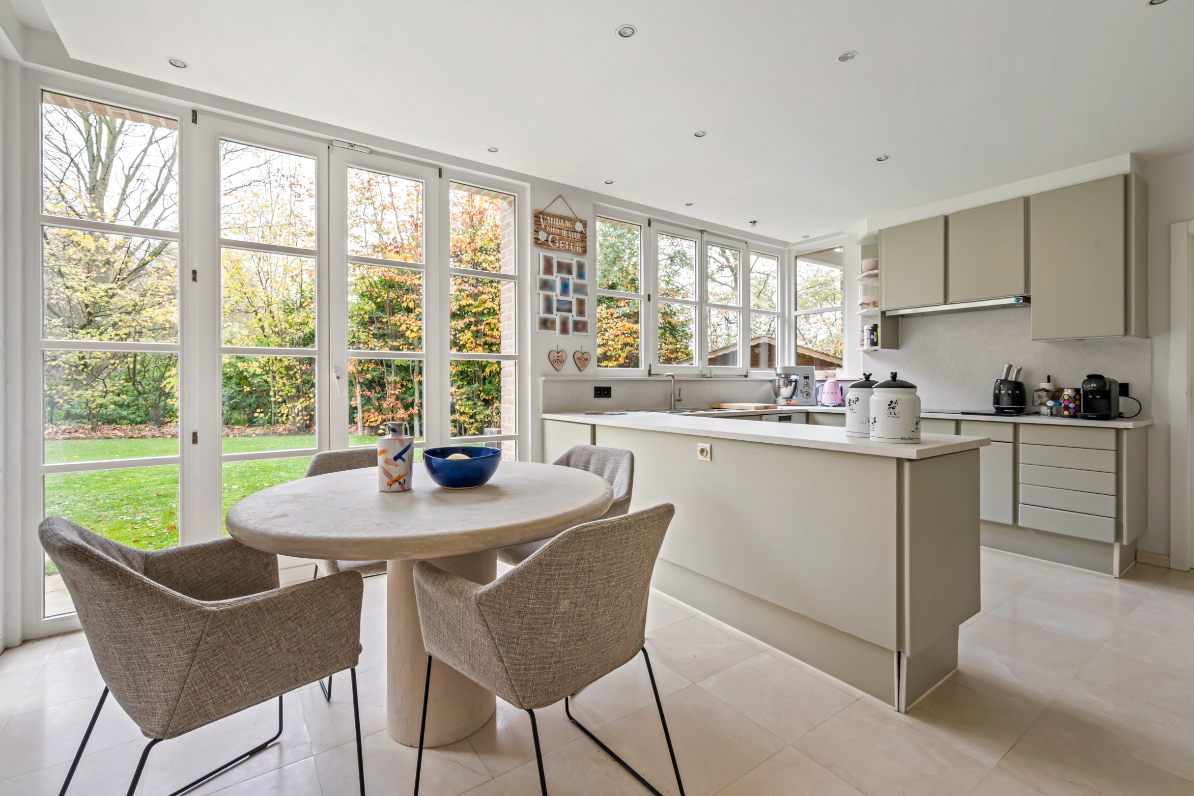 Beautiful timeless villa with a generous garden - photo 4