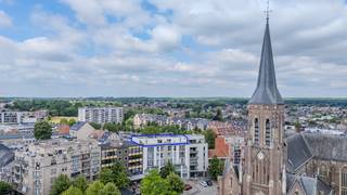 <p>Bent u op zoek naar een ruim penthouse met karakter, een uitzonderlijke ligging én een prachtig uitzicht? Dan zal dit prachtige penthouse in het centrum van Lanaken u ongetwijfeld weten te bekoren.<br />Met een bewoonbare oppervlakte van maar liefst 159 m², een gunstig EPC-label B en twee terrassen, biedt deze eigendom een unieke combinatie van ruimte, comfort en een ongeëvenaard uitzicht over het dorpsplein en de kerk van Lanaken.<br /><br /><strong>Wonen op een absolute toplocatie</strong><br /><br />Dit penthouse bevindt zich pal in het bruisende centrum van Lanaken. Winkels, supermarkten, horecazaken, scholen, openbaar vervoer en andere dagelijkse voorzieningen bevinden zich letterlijk op wandelafstand. Bovendien geniet u van een uitstekende verbinding richting Maastricht (NL), Genk en de omliggende gemeenten.<br />Een centrale ligging zonder in te boeten aan rust, dankzij de unieke ligging op de bovenste verdieping.<br /><br /><strong>Ruimte, licht en een prachtig uitzicht</strong><br /><br />Via de inkomhal betreedt u dit bijzonder ruime penthouse, waar elke ruimte royaal is opgevat.<br />De leefruimte vormt zonder twijfel het hart van de woning. Dankzij de grote raampartijen baadt deze ruimte de hele dag in het natuurlijke licht en geniet u van een prachtig uitzicht. De gezellige kachel zorgt bovendien voor extra warmte en sfeer tijdens de wintermaanden. Door de royale oppervlakte is er meer dan voldoende plaats voor zowel een comfortabele zithoek als een ruime eetkamer.<br /><br />Daarnaast bevindt zich een extra kamer die momenteel is ingericht als tweede woonkamer. Uiteraard kan deze ruimte ook perfect dienstdoen als bureau, hobbykamer of extra slaapkamer, afhankelijk van uw woonwensen.<br />De keuken beschikt over alle nodige ruimte om uitgebreid te koken en wordt aangevuld met een praktische extra keukenhoek, ideaal als ontbijthoek, koffiecorner of bijkomende bergruimte.<br /><br />Het penthouse beschikt over twee volwaardige slaapkamers. Verder zijn er twee badkamers aanwezig. De eerste badkamer is uitgerust met een douche en lavabo, terwijl de tweede badkamer voorzien is van een ligbad, lavabo en toilet.<br /><br />Daarnaast is er een afzonderlijk gastentoilet en een praktische wasruimte met aansluitingen voor zowel een wasmachine als een droogkast.<br /><br />Een absolute troef van dit uitzonderlijke penthouse is het ruime terras aan de voorzijde van de woning, dat zich over de volledige lengte van het penthouse uitstrekt. Hierdoor geniet u van een prachtige buitenruimte met een panoramisch uitzicht over het centrum van Lanaken. Of u nu rustig wilt ontbijten, genieten van een aperitief of simpelweg wilt ontspannen in de buitenlucht, hier kan het allemaal.<br /><br /><strong>Waarom kiezen voor dit penthouse?</strong></p>
<ul>
<li>Exclusief penthouse van maar liefst 159 m²;</li>
<li>Gelegen in het centrum van Lanaken;</li>
<li>Ruim terras aan de voorzijde over de volledige lengte van het penthouse;</li>
<li>Panoramisch uitzicht over het plein en de kerk;</li>
<li>Zeer ruime en lichtrijke woonkamer met sfeervolle kachel;</li>
<li>Extra leefruimte die multifunctioneel kan worden ingericht;</li>
<li>Twee slaapkamers;</li>
<li>Twee badkamers;</li>
<li>Gunstig EPC-label B.</li>
</ul>
<p>Dit penthouse combineert ruimte, licht en een uitzonderlijke ligging tot een unieke woonervaring. Een eigendom als deze komt slechts zelden op de markt en biedt tal van mogelijkheden voor wie royaal en centraal wil wonen.<br /><br />Heeft u interesse in dit ruime penthouse in hartje Lanaken? Neem gerust contact met ons op via <span><strong>+32 (0)89 23 44 22</strong></span> of stuur een e-mail naar<span><strong> info@immoverslegers.be</strong></span>. Wij plannen graag een bezichtiging met u in.</p>