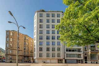 <p><span>ANTWERPEN - Stadspark - Van Eycklei 29:</span><span> Licht en stijlvol hoekappartement met uniek zicht over het Stadspark en met garagebox.</span></p><p><span> </span></p><p><span>BESCHRIJVING:</span></p><p><span> </span></p><p><span>Schitterend appartement op de 7° verdieping van een goed onderhouden gebouw.</span></p><p><span>Inkom via gepantserde deur. </span></p><p><span>Zeer lichtrijke leef- en eetruimte van ca 55 m</span><span><sup>2</sup></span><span> op mahonie parketvloer met een wijds panoramisch zicht over het Stadspark. </span></p><p><span>De keuken is zeer stijlvol en volledig uitgerust met een warme, authentieke uitstraling. Ze beschikt over talrijke ingemaakte kasten en een dubbele spoelbak in beschilderd Italiaans porselein. </span></p><p><span>Daarnaast is de keuken voorzien van de nodige toestellen, waaronder een inductiekookplaat met dampkap, ingebouwde vaatwasser, koelkast en diepvriezer van het kwaliteitsmerk Miele, en een ingebouwde stoomoven van Imperial. </span></p><p><span> </span></p><p><span>Apart gastentoilet met handwasser.</span></p><p><span> </span></p><p><span>Achteraan het appartement zijn er 2 slaapkamers van ca 33m² en 10m</span><span><sup>2</sup></span><span> op parket.</span></p><p><span>De masterbedroom grenst aan de luxe badkamer die beschikt over een jacuzzibad met waterontkalker, een dubbele lavabo met marmeren blad en een toilet. </span></p><p><span>Derde kamer (ca 10 m</span><span><sup>2</sup></span><span>) wordt momenteel benut als wasruimte.</span></p><p><span> </span></p><p><span>Aparte douchekamer met stoomdouche en lavabomeubel.</span></p><p><span> </span></p><p><span>Privatieve kelder inbegrepen.</span></p><p><span>Garagebox op het gelijkvloers met automatische poort mogelijks mee aan te kopen aan 30.000 €.</span></p><p><span> </span></p><p><span> </span></p><p><span>BIJZONDERHEDEN:</span></p><p><span> </span></p><p><span>* Alarm aanwezig</span></p><p><span>* Lift in het gebouw</span></p><p><span>* Privatieve kelderberging</span></p><p><span>* Garagebox met automatische poort</span></p><p><span>* De vaste kosten bedragen ca. 360 €/maand (inclusief verwarming, water, onderhoud, lift, beheer, brandpolis,...). Er is een reservefonds aanwezig.</span></p><p><span> </span></p><p><span> </span></p>