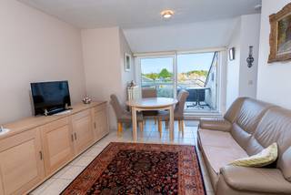 Knus dakappartement met mooi terras te Waarloos. Centraal en rustig gelegen nabij natuurgebied, invalswegen, E19 en winkels. In zeer goede staat, lichtrijk en instapklaar. Gelegen op de derde verdieping en lift tot de tweede verdieping. Aangename living met ruim terras en uitzicht op natuur, geïnstalleerde keuken, wasplaats/berging/technische ruimte, ruime slaapkamer en badkamer met douche.