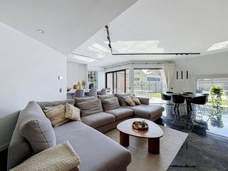 In de Peter Benoitlaan te Veurne vinden we deze ruime hoekwoning te huur. De ruime bewoonbare oppervlakte, kwalitatieve afwerking en centrale ligging zijn enkele van de vele troeven. Zoek je immo in Veurne? Lees dan zeker verder.<br /><br />INDELING<br />> Gelijkvloers:<br />- Inkom met vestiarekast;<br />- Gastentoilet;<br />- Lichtrijke leefruimte voorzien van ingemaakte wandkast met gashaard en vloerverwarming;<br />- Kwalitatieve open keuken (voorzien van oven, micro, inductiekookplaat, vaatwas, koelkast en diepvries).<br /><br />Eerste verdieping:<br />- Nachthal;<br />- 3 ruime slaapkamers;<br />- Badkamer met ingemaakte kasten, wasmeubel, inloopdouche en aansluiting wasmachine/droogkast;<br />- Apart toilet;<br />- Ruimte met volledig ingebouwde kasten.<br /><br />Tweede verdieping:<br />- 2 ruime slaapkamers;<br />- Badkamer met ingemaakte kasten, wasmeubel en inloopdouche;<br />- Polyvalente ruimte die ingericht kan worden als slaapkamer/hobbyruimte.<br /><br />De zuid-westgerichte tuin is voorzien van een zonneterras en kunstgras.<br /><br /><br />TROEVEN:<br />- Zonnepanelen;<br />- Vloerverwarming;<br />- Zonnescreens;<br />- Domotica;<br />- Recent kwalitatief gerenoveerd;<br />- 299m² bewoonbare oppervlakte.<br /><br />Onmiddellijk beschikbaar!<br /><br />Ben je geïnteresseerd in dit pand te huur in Veurne? Ga naar de website www.dewaele.com, klik op het pand dat je wenst te huren. Via de rode knop "vraag je bezoek aan" vragen we u kort een profiel in te vullen. Daarna nemen we contact op voor een bezoek. Telefonisch kunnen er geen afspraken gemaakt worden.<br /><br />