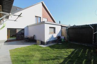 Ruime en Energiezuinige Halfopen Woning in een Rustige Doodlopende Straat – Merelbeke Ontdek deze perfect onderhouden halfopen bebouwing in...