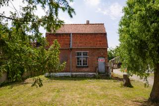 Bouwgrond voor open bebouwing te koop in Torhout<br />Mogelijkheid bouwen aan 6% btw!<br /><br />Bent u op zoek naar een mooie bouwlocatie om uw droomwoning te realiseren? <br />Deze bouwgrond gelegen in de Kasteelstraat 23 te Torhout biedt een uitstekende opportuniteit voor wie vrijstaand wil bouwen in een aangename woonomgeving.<br /><br />De bouwgrond bevindt zich op een rustige en goed bereikbare locatie in Torhout. <br />Dankzij de ligging geniet u van een vlotte verbinding naar het centrum van Torhout, waar u alle nodige voorzieningen vindt zoals winkels, supermarkten, scholen, horeca en diensten. Ook het station van Torhout en het openbaar vervoer bevinden zich in de nabije omgeving.<br />Groenhovebos bevindt zich ook in de omgeving.<br /><br />Deze bouwgrond is geschikt voor het realiseren van een open bebouwing, waarbij u volledig de vrijheid krijgt om uw eigen woonproject vorm te geven.<br /><br />Een bijkomend voordeel: bouwen kan aan 6% btw (onder voorwaarden), wat een interessante opportuniteit biedt voor toekomstige bouwers.<br /><br />Troeven:<br />• Bouwgrond voor open bebouwing<br />• Rustige ligging in Torhout<br />• Goede bereikbaarheid naar centrum en omliggende gemeenten (Brugge-Roeselare)<br />• Nabij winkels, scholen en openbaar vervoer<br />• Mooie centrale en toch rustige omgeving<br />• Mogelijkheid tot bouwen aan 6% btw (voorwaarden van toepassing)<br /><br />Een unieke kans voor wie op zoek is naar een bouwgrond om zijn eigen droomwoning te creëren in een aangename omgeving.<br /><br />Voor meer informatie contacteer Simon via 0498/123.708 of simon@vicusvastgoed.be.