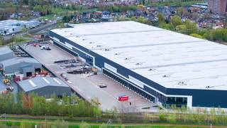 Nieuwbouw logistiek magazijn van 11.560 m² in combinatie met 955 m² mezzanine en 250 m² kantoren te huur en dit alles in een groene...