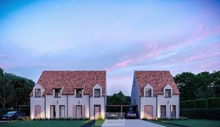 EEN RUSTIGE LIGGING MET ALLE VOORZIENINGEN IN DE BUURT<br />In de aangename en rustig gelegen Graanstraat 32 te Hamont realiseren wij prachtige en verzorgde nieuwbouwwoningen. Deze woning betreft een open bebouwing, gelegen op een mooi perceel van 7a 82ca. Dankzij de gunstige ligging bevinden<br />scholen, winkels, het station en openbaar vervoer zich op korte afstand, wat zorgt voor een vlotte bereikbaarheid en een praktisch dagelijks leven.<br /> <br />KWALITATIEVE ARCHITECTUUR IN MODERNE PASTORIJSTIJL<br />De woningen worden gebouwd in een moderne pastorijstijl met subtiele klassieke accenten. Kenmerkend zijn de ruime aluminium ramen die voor veel natuurlijke lichtinval zorgen, houten voordeuren en sierluiken die de warme uitstraling versterken, en gevels die fraai worden afgewerkt met voorgekaleide gevelsteen. Zo ontstaat een tijdloos en verzorgd geheel dat aansluit in de omgeving en toch op zichzelf staat.<br /> <br />DUURZAME MATERIALEN EN ENERGIEZUINIGE TECHNIEKEN<br />Er wordt uitsluitend gebruik gemaakt van duurzame en onderhoudsvriendelijke materialen. Daarnaast worden de woningen standaard uitgerust met de nieuwste energiezuinige technieken, waaronder een warmtepomp, Ventilatie systeem D (balansventilatie met warmterecuperatie), vloerverwarming en zonnepanelen. Dankzij deze voorzieningen geniet u van een optimaal binnenklimaat en blijven de energiekosten beperkt, nu én in de toekomst.<br /> <br />DOORDACHTE INDELING EN HOOG WOONCOMFORT<br />De woningen beschikken over een praktische en functionele indeling, afgestemd op het moderne gezinsleven. Ruime leefruimtes, voldoende berg- en opbergruimte, een open keuken, comfortabele slaapkamers en een aangename tuin maken van elke woning een plek waar het heerlijk wonen is<br /><br />Grondaandeel: € 180.000,00<br />Constructiewaarde: € 300.700,00<br />Prijs inclusief BTW en registratierechten: € 565.447,00