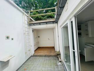 Brugge centrum rustige ligging, vlakbij Ezelstraat LEUK INSTAPKLAAR WOONHUIS met KOER+ GROOT ZONNETERRAS op de 1é Verd, 2 mooie slaapkamers Omvat...