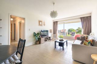 BERCHEM-SAINTE-AGATHE, vlak bij de Avenue Charles-Quint, ontdekt u dit mooie appartement van ±84 m² op de 2e verdieping van een gebouw uit de jaren ’70.
Meteen bij binnenkomst zult u de natuurlijke lichtinval en de functionele indeling van dit pand waarderen. De woonkamer van ±25 m² biedt een aangename leefruimte, ideaal om te ontspannen of gezellig samen te zijn. De gedeeltelijk ingerichte keuken vormt een harmonieuze aanvulling op de leefruimte. Het slaapgedeelte bestaat uit twee slaapkamers van ±13 m² en ±9 m², een badkamer, een apart toilet en een wasruimte, wat dagelijks veel comfort biedt.
Buiten biedt een gezellig terras van ±8 m² extra ruimte om van te genieten op mooie dagen.
Dankzij de gunstige ligging, vlakbij winkels, openbaar vervoer en de belangrijkste verkeersaders, is dit appartement een mooie kans, zowel voor eigen bewoning als voor investering. Verplichte verhuur geldt.
EPB: E, 248kWh/ (m²/jaar)
Een kans die u niet mag missen!