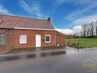 Deze halfopen woning in Staden is gelegen midden in de velden en biedt vergezichten in alle richtingen.Indeling van de woning:Gelijkvloers:De woning...