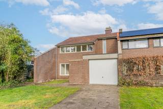 Ligging: Deze woning is gelegen in een rustige straat buiten het centrum van Turnhout. Vlakbij winkels, scholen en E34. Hierdoor geniet u van een vlotte bereikbaarheid en een aangename woonomgeving.
<div>
<section>
<div>
<div>
<div></div>
</div>
</div>
</section>
</div>
<div></div>
Omschrijving: Deze gerenoveerde halfopen bebouwing biedt een ideale combinatie van comfort en ruimte. Bij het betreden van de woning komt u in de inkomhal. Aan de linkerkant bevindt zich de lichtrijke woonkamer. Wanneer u verder door de hal loopt, bereikt u de keuken. Naast de keuken bevindt zich een praktische doorgang met toegang tot de tuin. De inkomhal beschikt daarnaast over een gastentoilet en een trap naar de bovenverdieping.
<p>Op de bovenverdieping bevinden zich drie volwaardige slaapkamers, een berging en een badkamer uitgerust met een inloopdouche, toilet en lavabo.</p>
<p>Verder beschikt de woning over een garage en een ruime, onderhoudsvriendelijke tuin.</p>
<p>Kortom, een ideale gezinswoning voor wie op zoek is naar een instapklare woning met alle nodige voorzieningen.</p>