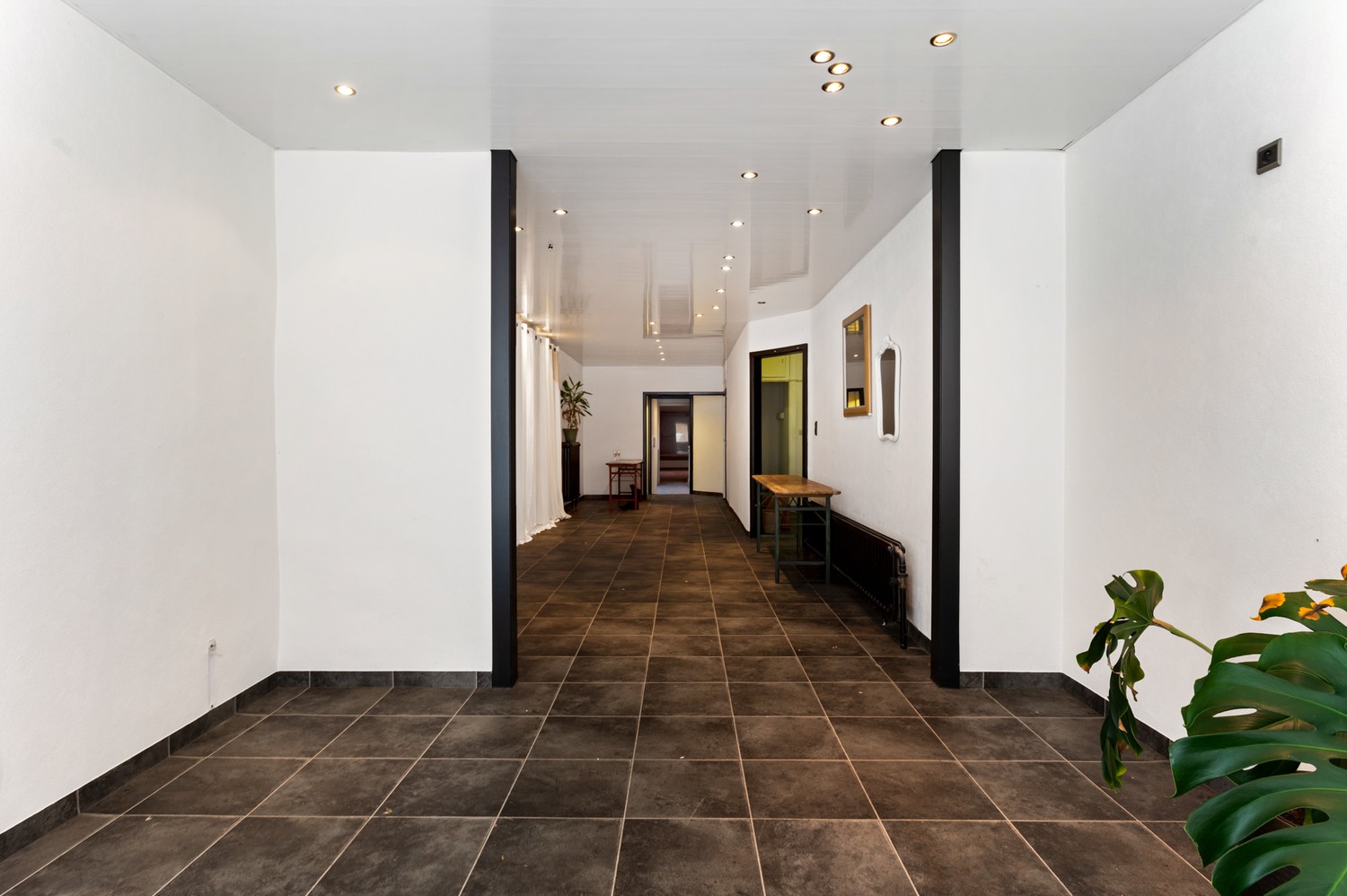 Handelsgelijkvloers met bovenliggend appartement in het centrum van Wommelgem! - foto 3