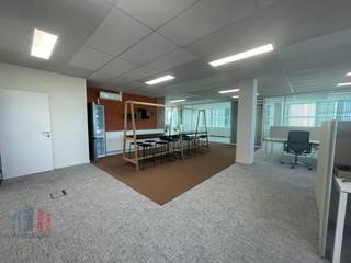 Het <strong>instapklare kantoor</strong> van 286 m² te Vilvoorde is strategisch gelegen aan de eerste afrit van de E19 richting Antwerpen, vlak bij de Brusselse Ring (R0), waardoor Brussel, Antwerpen en Brussels Airport op slechts 10–15 minuten liggen en het kantoor bovendien uitstekend bereikbaar is met het openbaar vervoer via bus en treinstation Vilvoorde.<br /><br />Het kantoor is volledig gemeubeld en biedt een moderne en comfortabele werkplek met elektrisch verstelbare zit-sta bureaus, bureaustoelen, kasten, een eetplaats met kitchenette en grote koelkast, een openspace en twee vergaderruimtes, waaronder een vergaderzaal voor one-to-one-gesprekken. Daarnaast is het kantoor uitgerust met airconditioning, zonnewering, gasverwarming en internetaansluiting.<br /><br />Veiligheid wordt gegarandeerd door het gebruik van een parlofoon, videofoon, brandalarm en brandblusser. terwijl het geïsoleerde dak en de dubbele beglazing zorgen voor extra energie-efficiëntie. In de gemeenschappelijke ruimtes bevindt zich een royaal restaurant met comfortabele zitplaatsen, perfect voor een lunch of informele ontmoetingen.<br /><br />Het kantoor is <strong>onmiddellijk beschikbaar</strong> en ook andere kantooroppervlaktes in het <strong>Everest Office Park</strong> zijn beschikbaar <strong>vanaf 207 m²</strong>, volledig flexibel in te delen naar uw wensen.<br /><br />Contacteer <strong>PANORAMA B2B</strong> voor bijkomende inlichtingen, plannen of een vrijblijvend bezoek via <strong>0477 09 00 09.</strong>