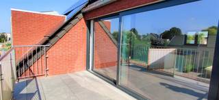 <p><span>Vlakbij het centrum van Kontich vinden we dit prachtig appartementsgebouw met 4 BEN (Bijna Energie Neutraal) appartementen. </span></p><p><span>Dit 1-slaapkamerappartement bevindt zich op de tweede verdieping met op het dak zonnepanelen.</span></p><p><span> </span></p><p><span>Indeling</span></p><p><span>Via de trap komen we binnen in de inkomhal met apart toilet (met handenwasser). Via de inkomhal betreden we de leefruimte met een hoogte van maar liefst 3,7 meter wat het geheel zeer ruim doet aanvoelen. De open keuken is volledig ingericht met kasten en toestellen (vaatwasser, dubbele spoelbak met druip, keramisch kookvuur met dampkap, combi-oven en koelkast). Er zijn 2 bergingen voorzien waarvan 1 voorzien is van de aansluitingen voor wasmachine en droogkast. Een grote raampartij geeft toegang tot het zuid-gerichte terras (10 m</span><span><sup>2</sup></span><span>).</span></p><p><span> </span></p><p><span>Wanneer we teruggaan komen we opnieuw via de inkomhal in de ruime slaapkamer op laminaat (15 m</span><span><sup>2</sup></span><span>). De badkamer betreden we via de slaapkamer en is voorzien van een dubbele lavabo (met meubel) en douche. </span></p><p><span> </span></p><p><span>Pluspunten</span></p><ol><li><span>Op de slaapkamer na is het volledige appartement voorzien van een gebruiksvriendelijke tegelvloer. </span></li><li><span>Zonnepanelen </span><span>en zeer laag energieverbruik (BEN-appartement)</span></li><li><span>Gemeenschappelijke fietsenstalling</span></li><li><span>Vlakbij het centrum van Kontich en invalswegen</span></li></ol><p><span> </span></p><p><span>Nuttige informatie:</span></p><ul><li><span>EPC A 40kWh/m²J</span></li><li><span>Maandelijkse kosten: 30 euro/maand</span></li></ul><ul><li><span>Plaatsbeschrijving: 225 euro per partij</span></li><li><span>Beschikbaar: 01/01/2026</span></li><li><span>Huurwaarborg: 3 maanden</span></li></ul><p><span> </span></p><p><span> </span></p><p><span>Boek nu zelf ONLINE uw afspraak in. Surf naar het betreffende eigendom op onze website <span>www.habicom.be</span></span><span> en klik op de roze knop </span><span>'Vraag je bezoek aan'</span><span>. </span></p><p><span>Voor meer info surf naar <span>www.habicom.be</span></span><span>.</span></p><p><span> </span></p><p><span> </span></p><p><span> </span></p><p><span> </span></p>