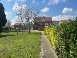 Deze ruime en recent gerenoveerde woning bevindt zich vlakbij winkels, openbaar vervoer, scholen,... en is volledig instapklaar. De woning bestaat...