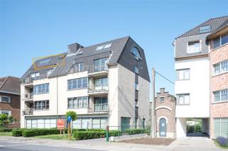 <p><span>I</span><span>NDELING</span></p><p><span><br />Dit aangenaam 1 slaapkamer appartement is gelegen in residentie D'oude Schelde aan de Aalststraat 114 te Oudenaarde.<br />Het appartement geniet 1 slaapkamer, een badkamer met bad en douche, een apart toilet en een licht rijke living met grote open keuken en aansluitende berging.<br />De keuken geniet alle nodige comfort: microgolfoven en oven, vaatwas, frigo, voldoende kastruimte.<br />Bovendien heeft u bij dit appartement een privatieve garage. <br />Achter de garages kan u genieten van de gemeenschappelijke tuin.</span></p><p><span> </span></p><p><span>LIGGING</span></p><p><span> </span></p><p><span>Het appartement is centraal gelegen (snelle aansluiting met de N60) doch op wandelafstand van de markt van Oudenaarde.<br /><br />PRAKTISCH</span></p><p><span><br />Het appartement is verhuurd.<br /><br />Wacht niet om uw bezoek aan te vragen via <span>eefje@immmodhondt.be</span></span><span> of bel 0498888889.<br /><br /></span></p>