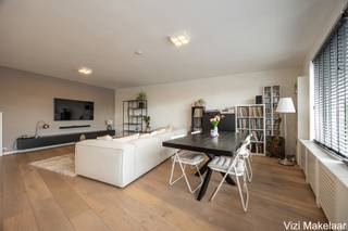 <p>Dit ruime, hoogwaardig afgewerkte appartement combineert luxe met comfortabel wonen. Het werd in 2020 volledig vernieuwd met kwalitatieve materialen en ligt centraal, dicht bij alle dagelijkse voorzieningen. Een buitenkans voor wie ruimte en wooncomfort zoekt.<br /><br />Indeling:<br />ruime hal (9m²) met vestiairehoek en gastentoilet. Lichtrijke woonkamer (38m²) op parket met open keuken (10m²), volledig uitgerust met vaatwasser, inductiekookplaat en combi-oven. Aansluitend is er een overdekt terras (6m²) met twee extra buitenbergingen. Verder beschikt het appartement over een wasplaats (2m²), nachthal, badkamer (4m²) met inloopdouche en dubbele lavabo, en drie ruime slaapkamers (13m², 13m² en 10m²). Het appartement is volledig afgewerkt met parket en beschikt over een lift.</p>
<p>Extra:<br />Een privatieve berging en autostaanplaats in de garage zijn inbegrepen. Verder beschikt het appartement over conforme elektriciteit, een asbestveilig attest, centrale verwarming, een condensatieketel van 2020 en HR-glas in PVC-ramen.</p>