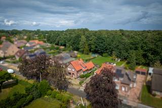 <span>Deze charmante woning is gelegen op een perceel van 1.106 m² met een perceelbreedte van ca. 18 meter, in het geliefde gehucht Schootsheide ("de Hei" in de volksmond) te Neeroeteren. De woning bevindt zich in een doodlopende straat en geniet van een uitzonderlijk rustige ligging met zicht op het achterliggende bos. Het is dan ook vooral deze unieke locatie die van deze eigendom een bijzonder interessante opportuniteit maakt.<br /><br />Hoewel de woning volledig te renoveren is, beschikt ze over een charmante voorgevel, een ruim perceel en tal van mogelijkheden om er een prachtige gezinswoning van te maken op een van de meest gegeerde woonlocaties van de omgeving.<br /><br /><strong>Indeling</strong><br />Op het gelijkvloers biedt de inkomhal toegang tot de ruime woonkamer, momenteel ingericht met een zit- en eethoek. Aansluitend bevindt zich een afzonderlijke eetkamer, gevolgd door de keuken. Achter de keuken bevinden zich de badkamer met toilet en aansluitingen voor wasmachine en droogkast, evenals een technische ruimte met de cv-installatie.<br /><br />De eerste verdieping beschikt over een ruime overloop die toegang geeft tot drie volwaardige slaapkamers. Via een vlizotrap is de zolderverdieping bereikbaar, die potentieel biedt voor het creëren van een extra slaapkamer, hobbyruimte of bureau.<br /><br />Daarnaast beschikt de woning nog over een kleine kelder onder de inkomhal.<br /><br /><strong>Buitenruimte</strong><br />De volledig omheinde, oostgerichte tuin vormt een groene en rustige buitenomgeving. Achteraan geniet u van een prachtig uitzicht op het omliggende bos, waardoor u zich midden in het groen waant. Verder bevindt zich op het perceel nog een afzonderlijk garagegebouw voor één voertuig.<br /><br /><strong>Karakter & potentieel</strong><br />Deze woning vraagt een grondige renovatie, maar biedt dankzij haar uitzonderlijke ligging, ruime perceel en charmante uitstraling een unieke kans voor wie op zoek is naar een renovatieproject op een toplocatie. Een eigendom waar rust, natuur en woonkwaliteit centraal staan.</span>